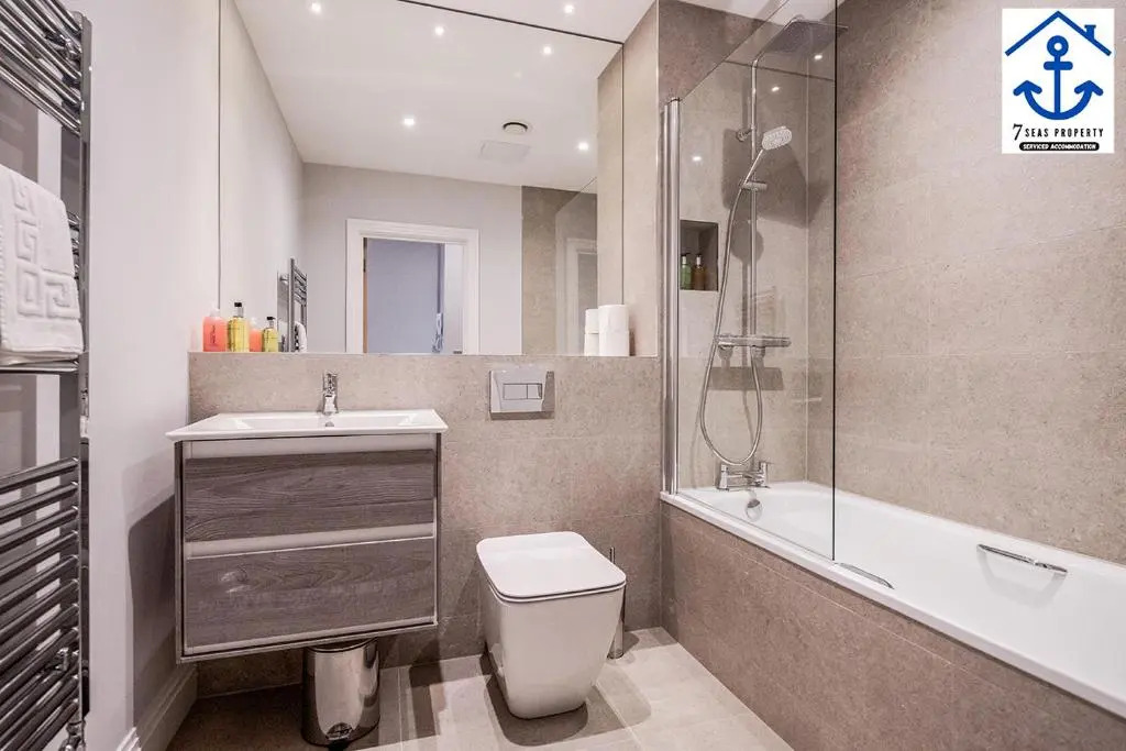 Luxury Apartment High Street Maidenhead w Parking