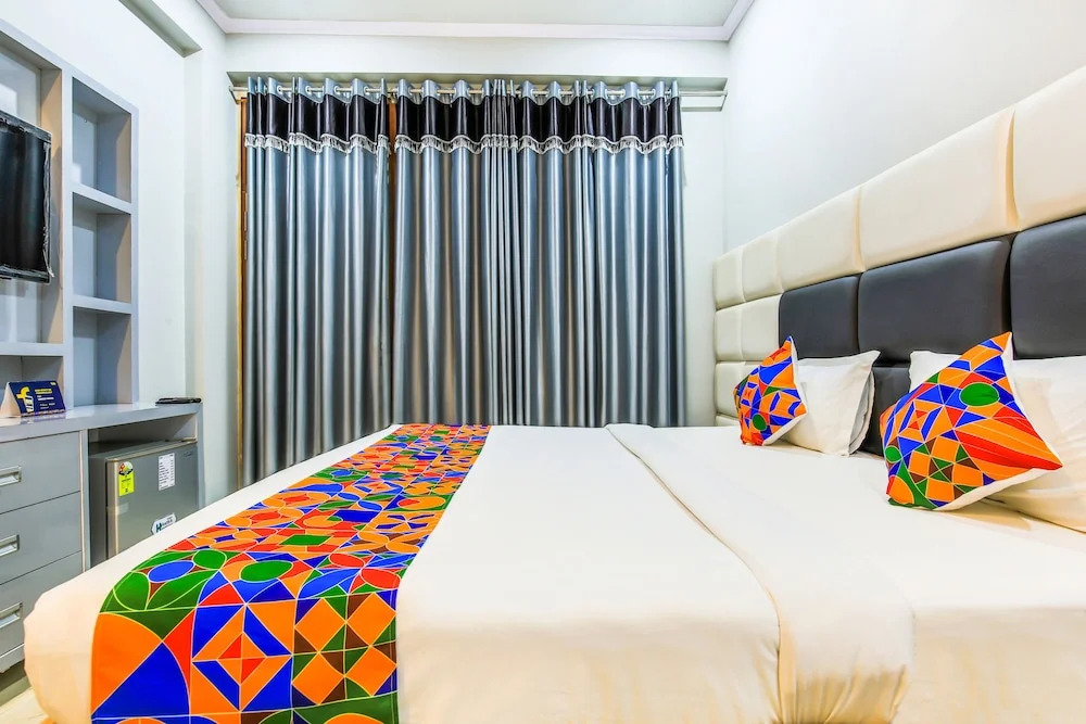 SR 1 by FabHotel
