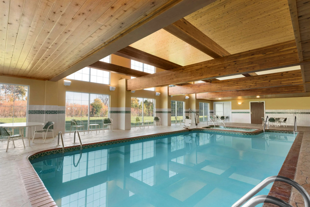 Country Inn & Suites by Radisson, Milwaukee Airport, WI
