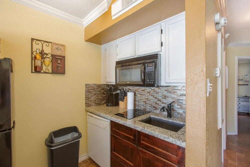Victorian Escape - Serene Condo With Beach Views 1 Bedroom Condo by Redawning