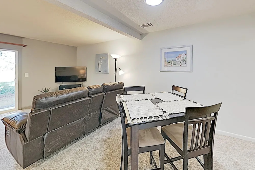 New Listing! Beachside , 1 Block To Waves 2 Bedroom Townhouse