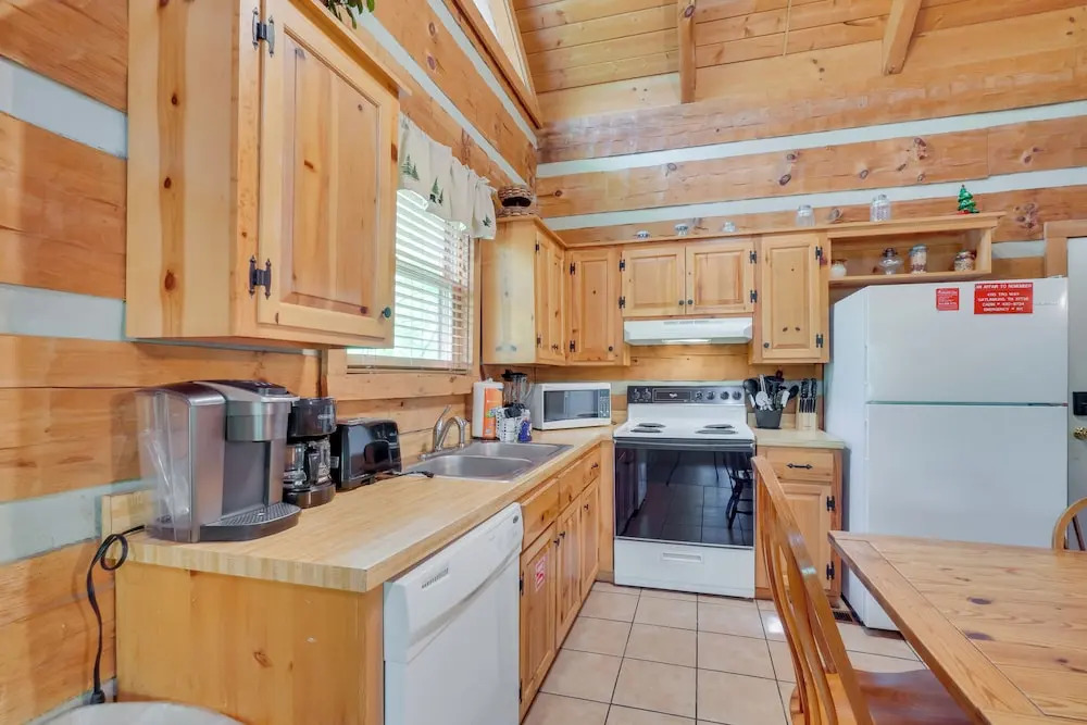 Gatlinburg Cabin with Pool Table about 6 Mi to Downtown!