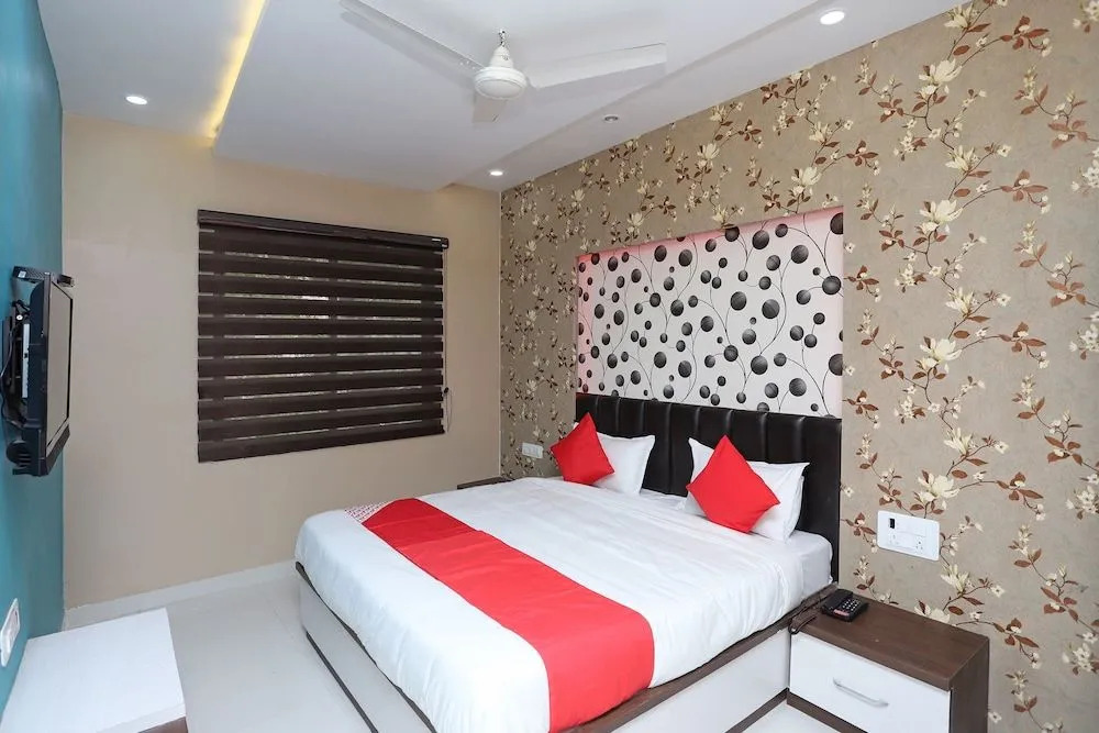 OYO 44565 Ashrit Suites