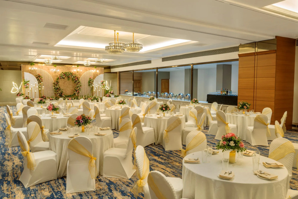 Hotel Kohinoor Continental, Airport
