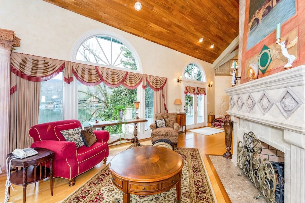 Magnificant & Private Lakefront 5 Bedroom Home