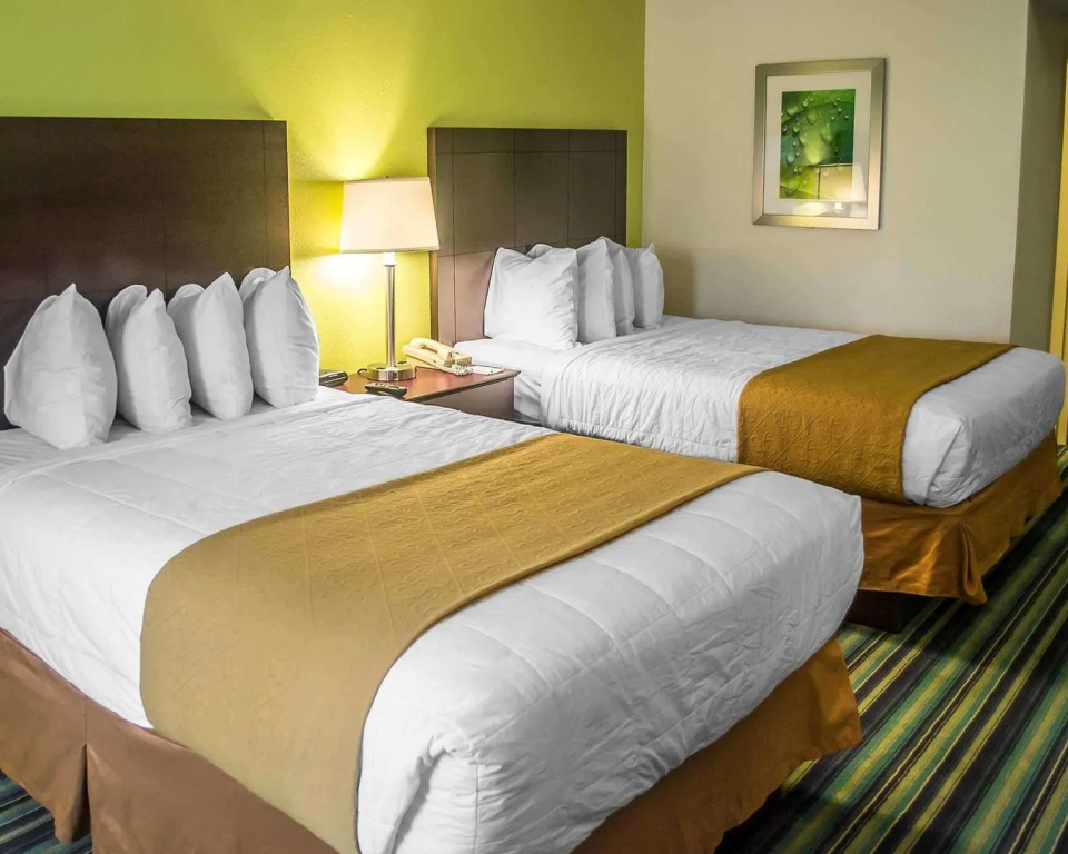 Cedar Stables Inn & Suites