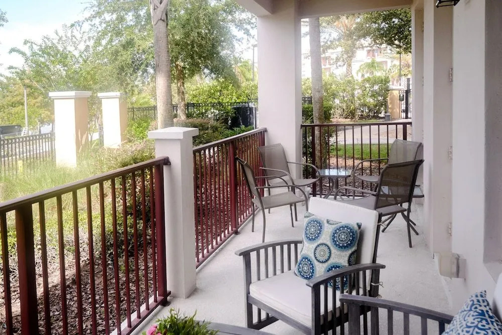 La Vista Lakeview Deluxe 3 Bedroom Condo by RedAwning
