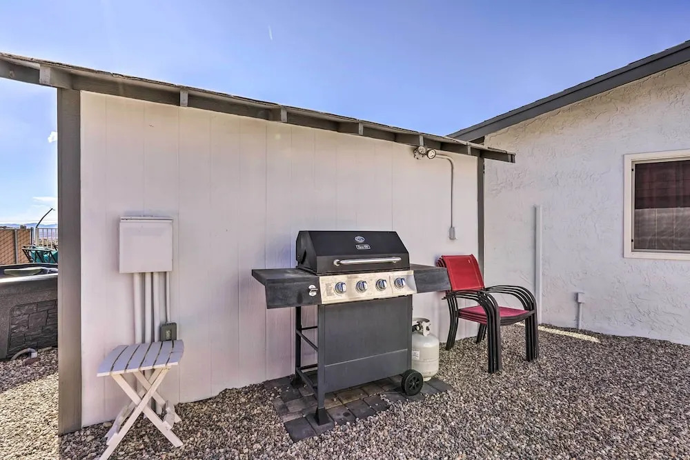 2 Mi to Lake Havasu State Park: Home w/ Pool!