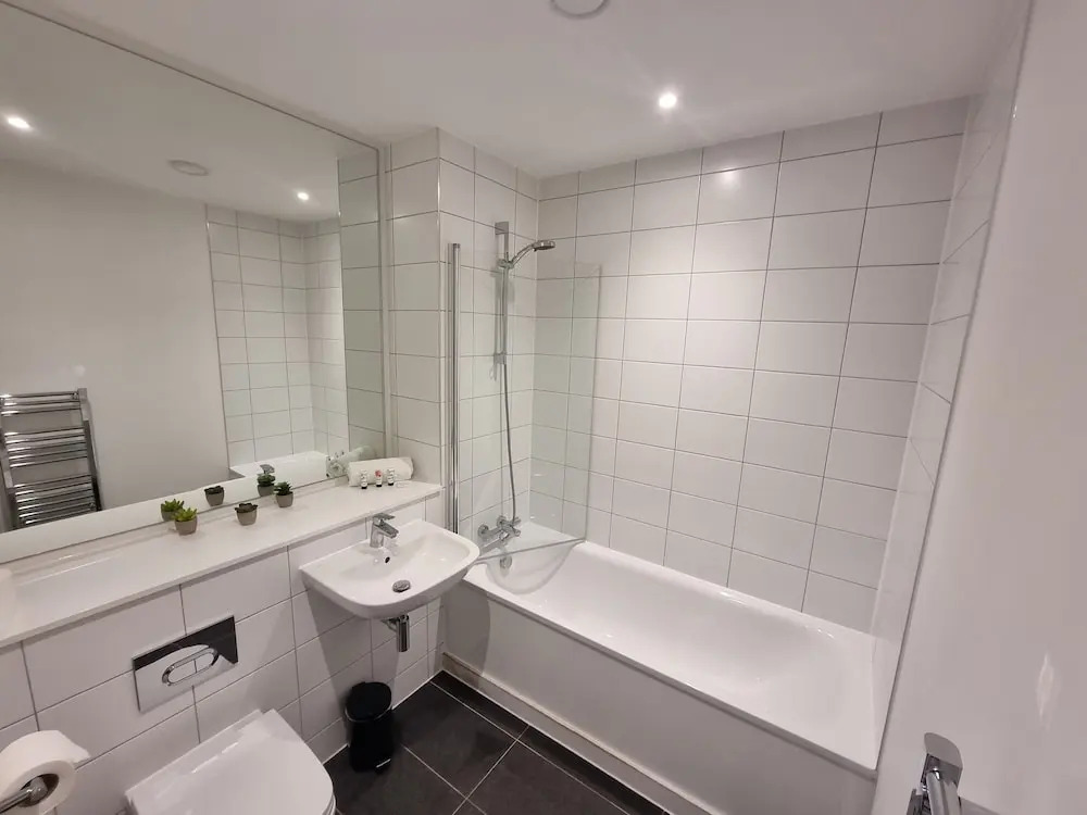 Trafford Suite Modern 1 bed With Cinema Room