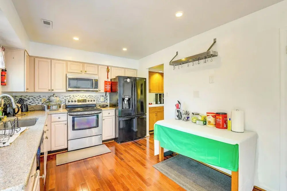 Close to Hospital & Dulles: Herndon Townhome