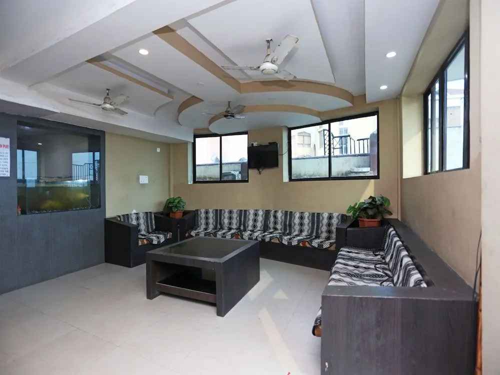 OYO 28314 Hotel Larica
