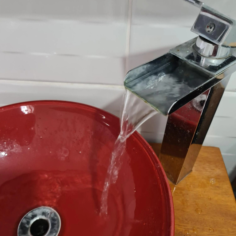 Kitnet casal e apartamento com lareira e vista jardim