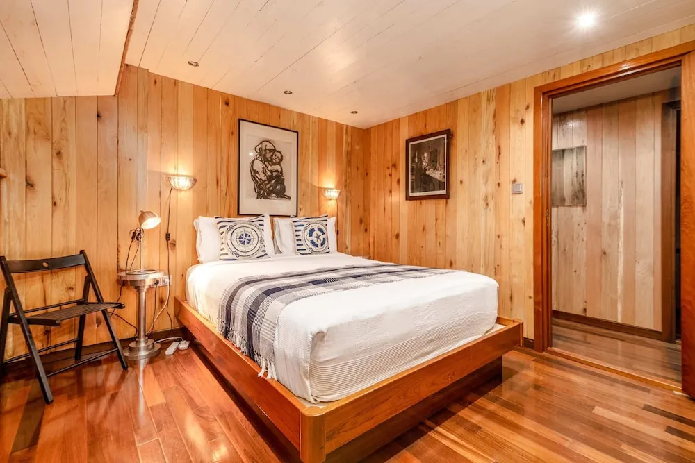 Luxury Canary Wharf House Boat