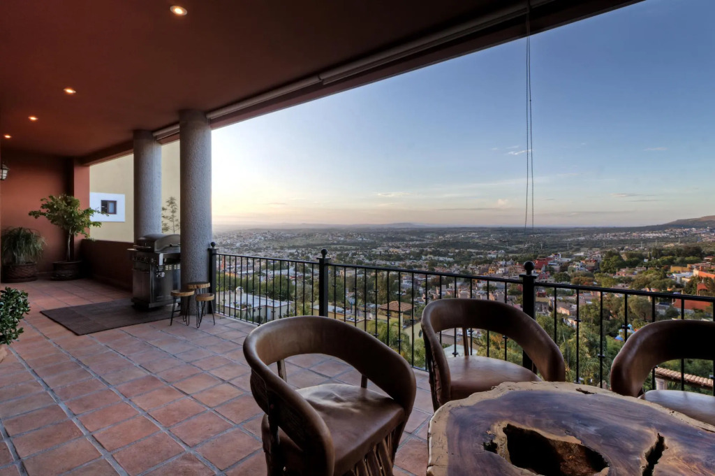 Villa Clara Luna 3 bedroom 3.5 bath Near Centro