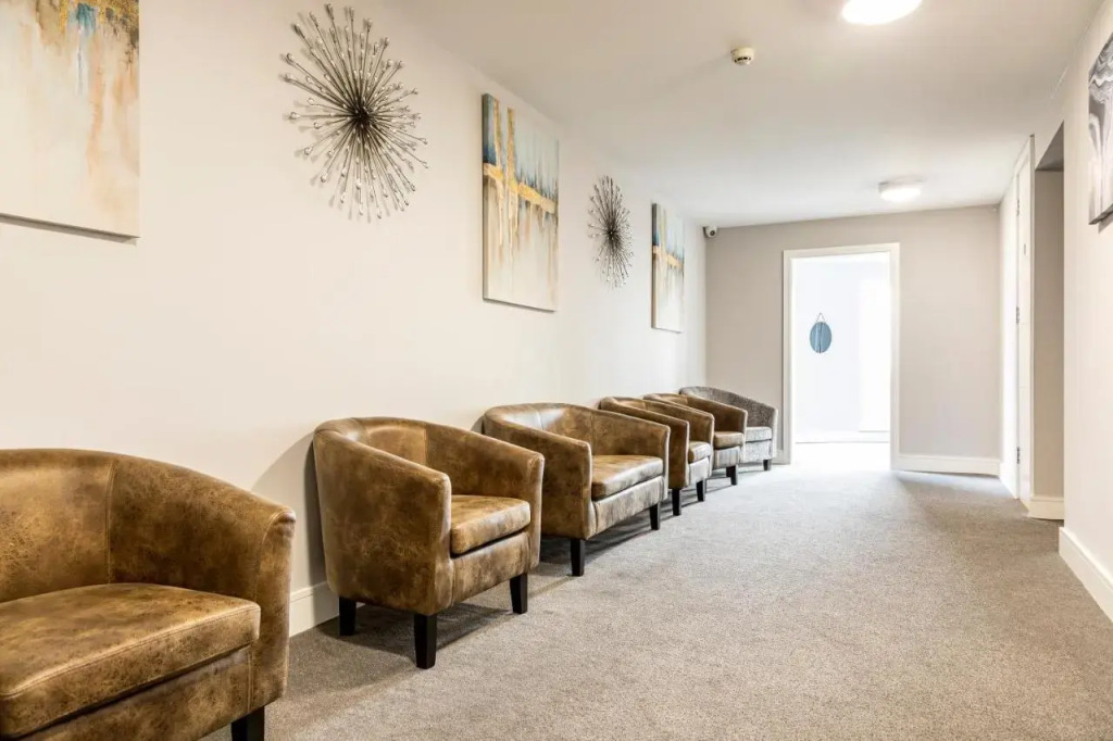Attractive 2 Bedroom Penthouse with Free Parking