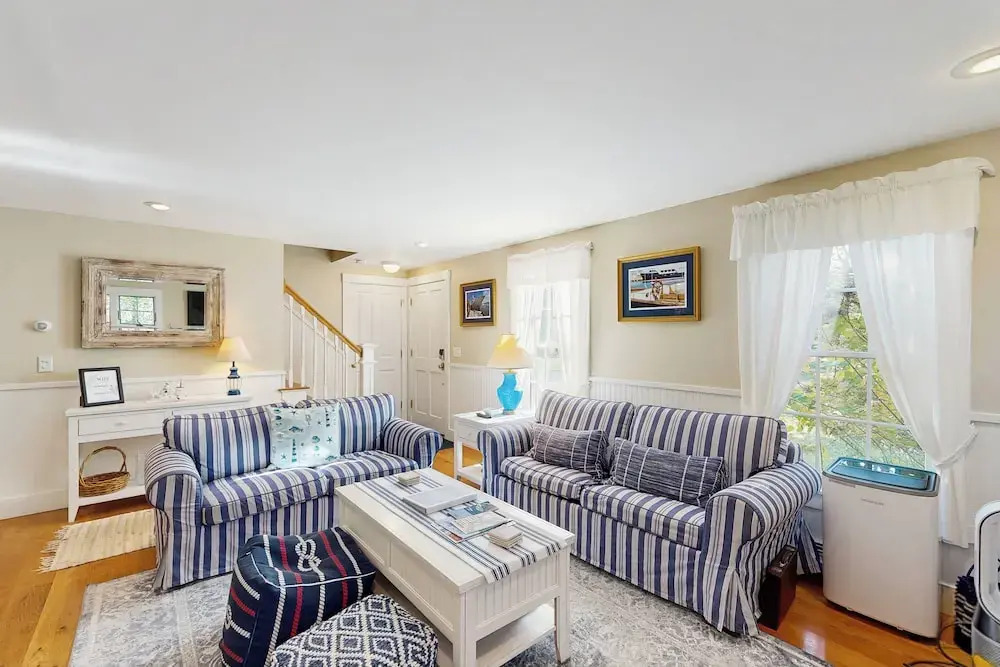 3BR House in Central Location w/ AC, Deck & Yard