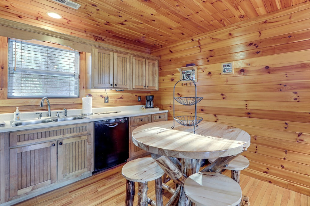 Mtn-view Getaway w/ Lake Access in Whittier!