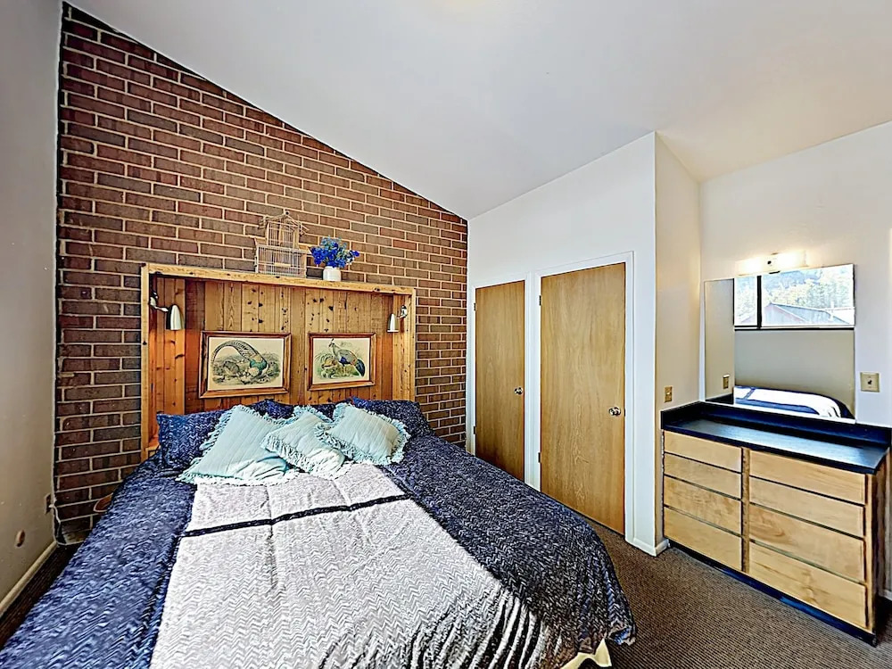 New Listing! Townhome W/ Sauna: Walk To Lifts 3 Bedroom Townhouse
