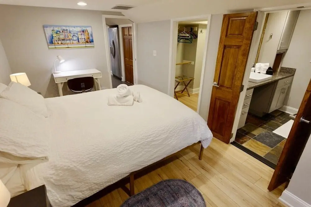 DC Beckons Darling Apt Sleeps 4