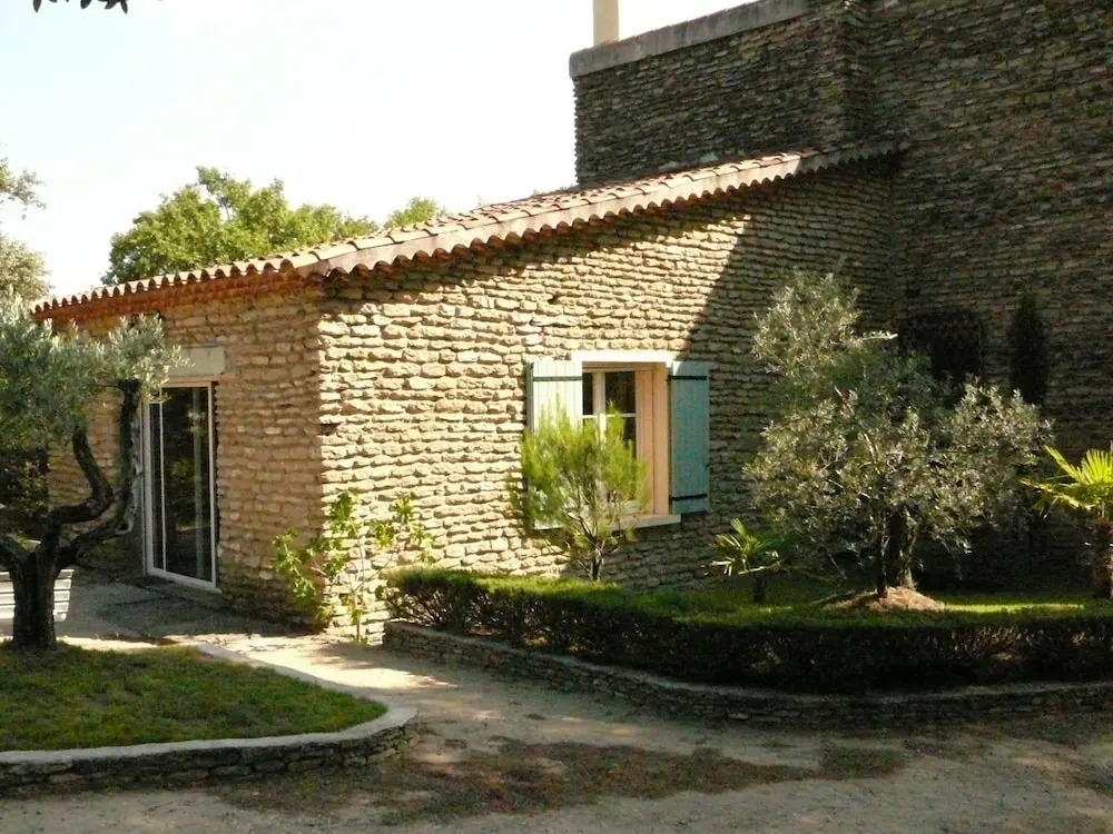 Antique Holiday Home in L'isle-sur-la-sorgue With Pool