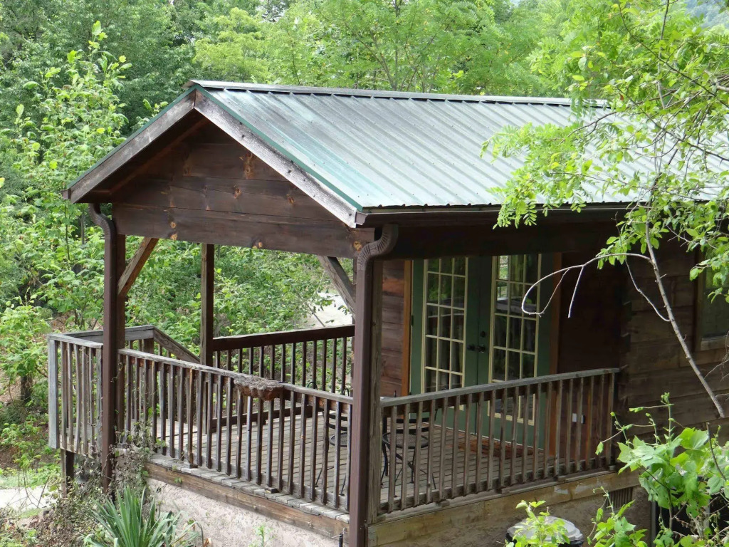 Engadine Inn and Cabins