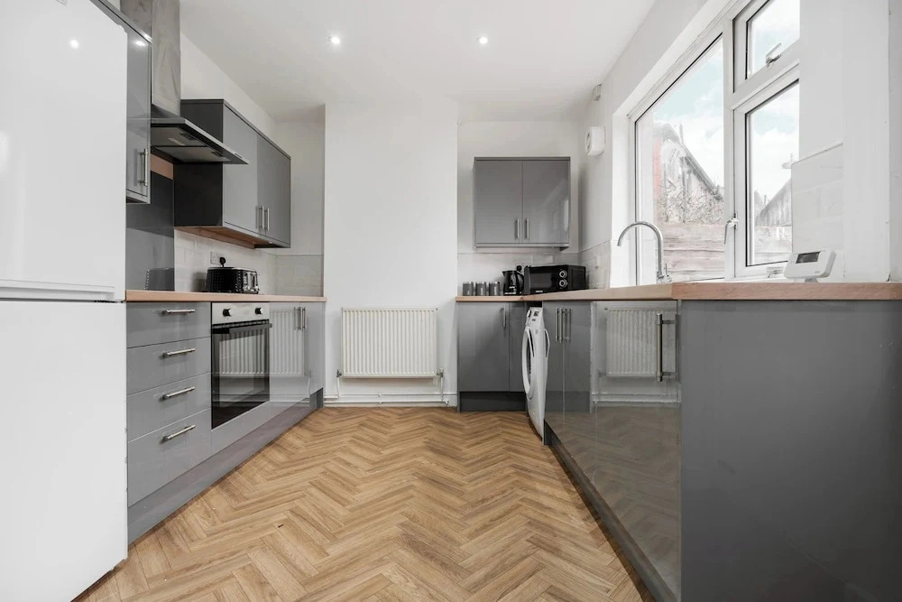 3-Bed Bolton - Hospital & Town