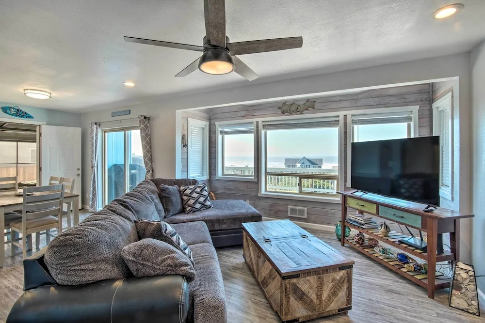 Gold Beach Home w/ Hot Tub, 1/4 Mi to Beach