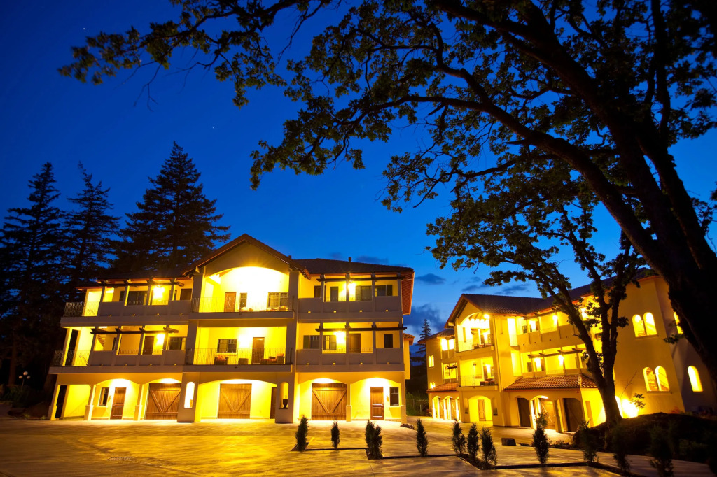Columbia Cliff Villas