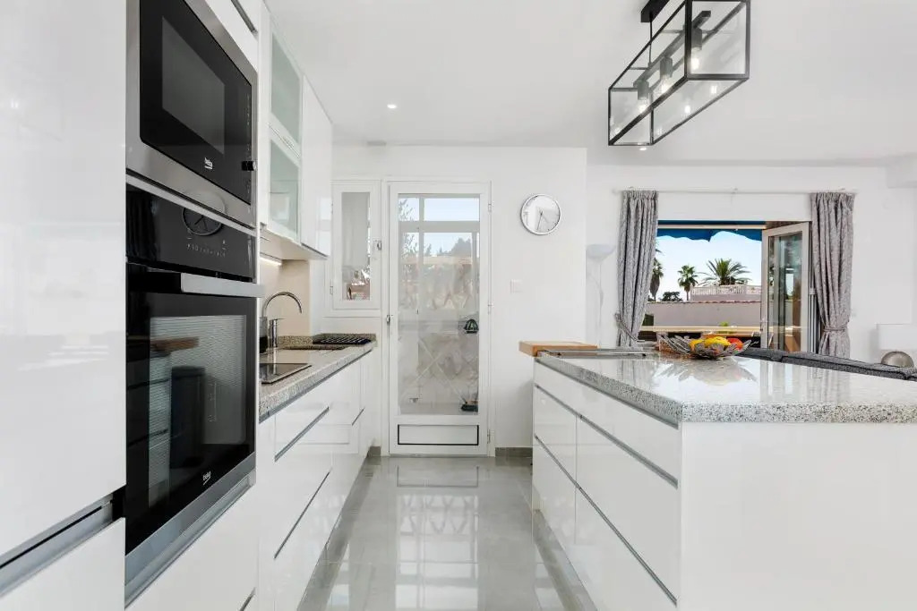 Stunning apartment metres from the beach - RDR222