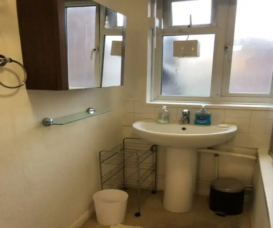 1 Bed-sleeps 4-free Parking-15 Min to Putney