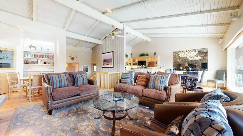 Mammoth West 137 Updated Deluxe Condo, Just A Short Walk to Canyon Lodge by RedAwning