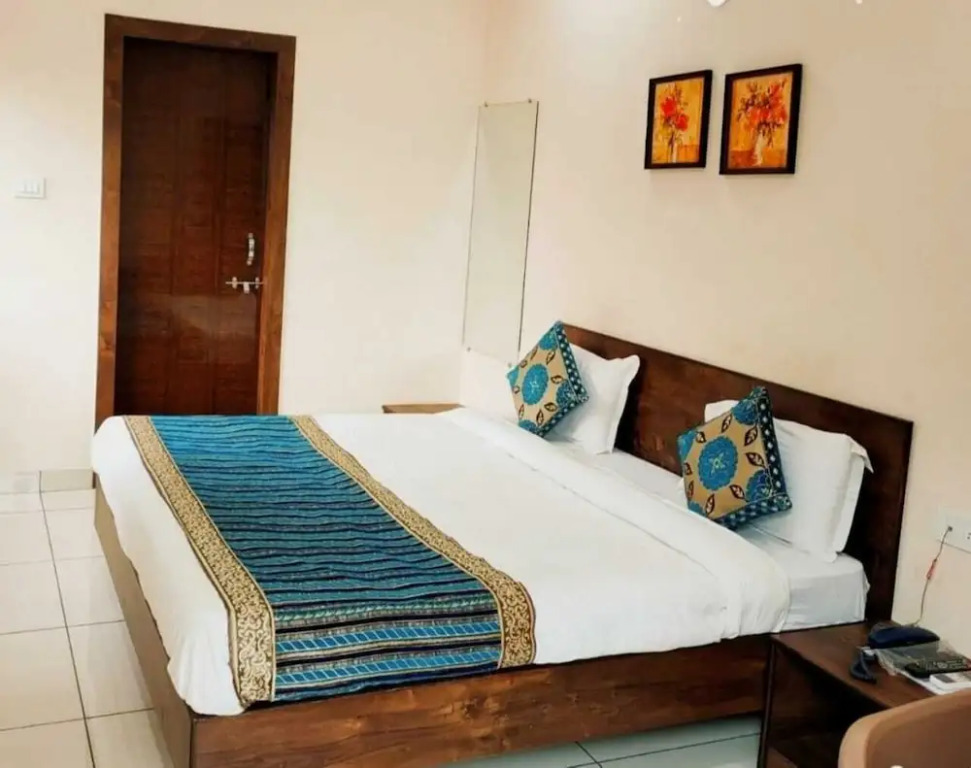 Anroute Stays127- Opp Bansal Hospital