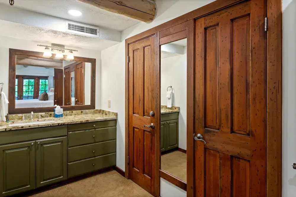Pine Inn at Trail's End Lodge - Three Bedroom Residence with Den and Spa #5 3 Condo