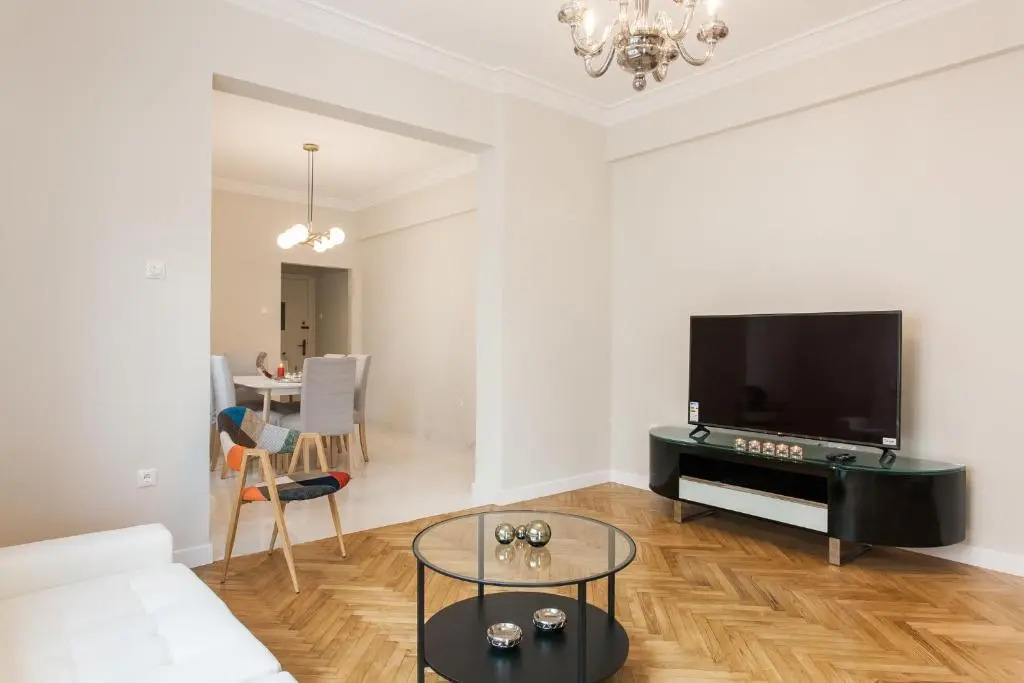 HIGHEND 2BDR Full APT/ IDEAL LOCATION (and Netflix)