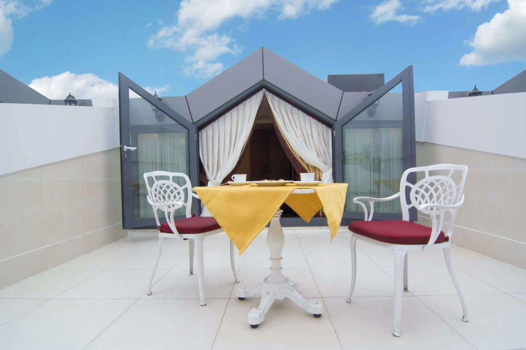 MB Deluxe Hotel