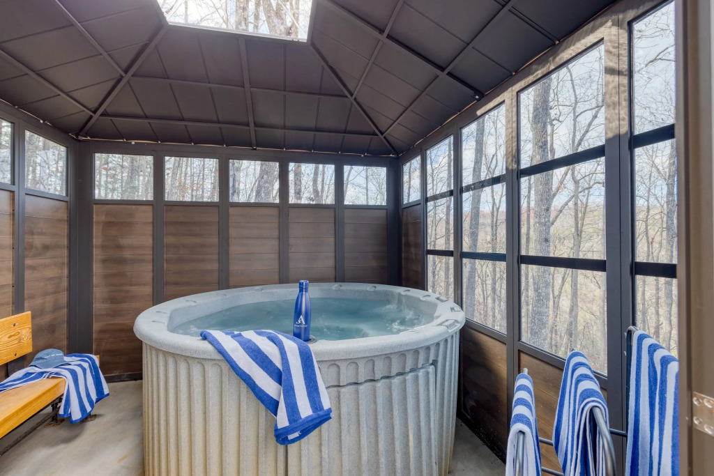 Dark Horse by Avantstay Secluded 5bdr w/ Hot Tub, Game Room, Deck Forest Views