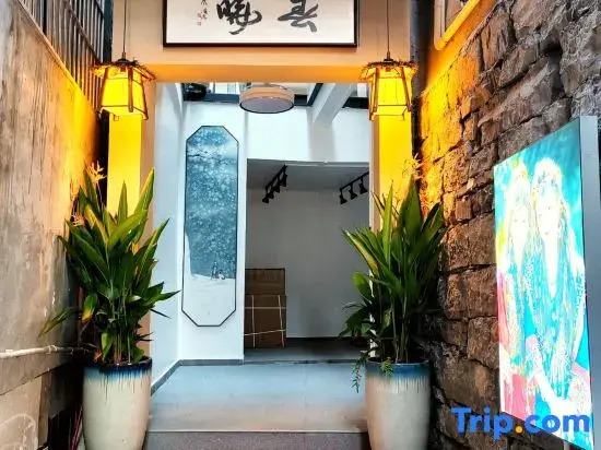 Jingsu Menglan Chunxiao Designer Courtyard Villa (Phoenix Ancient City Range Rover Station Store)