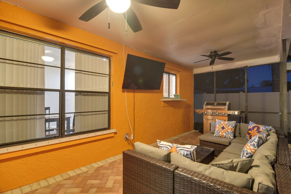 Largo Oasis w/ Pool & Grill: 6 Mi to Beach!