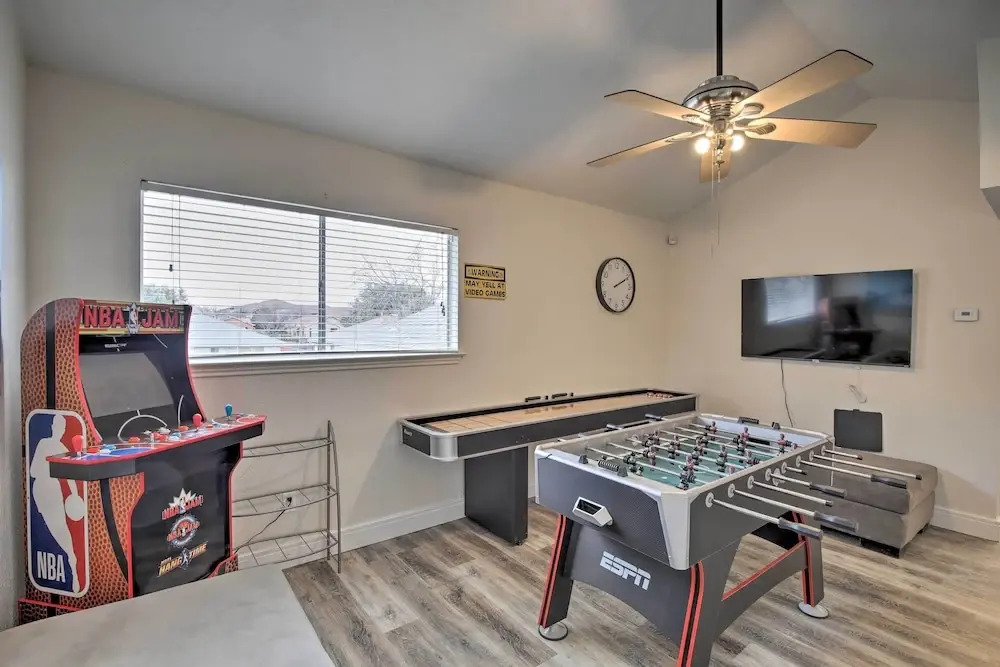 Game Room & Private Pool: Richardson Retreat