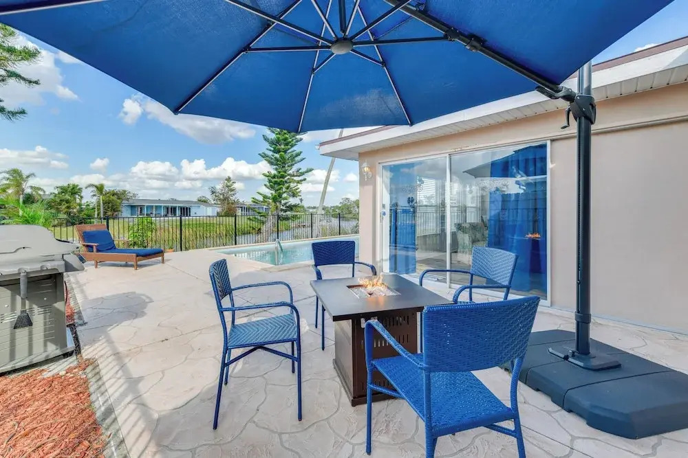 Family Friendly! Games! Waterfront North Port Home