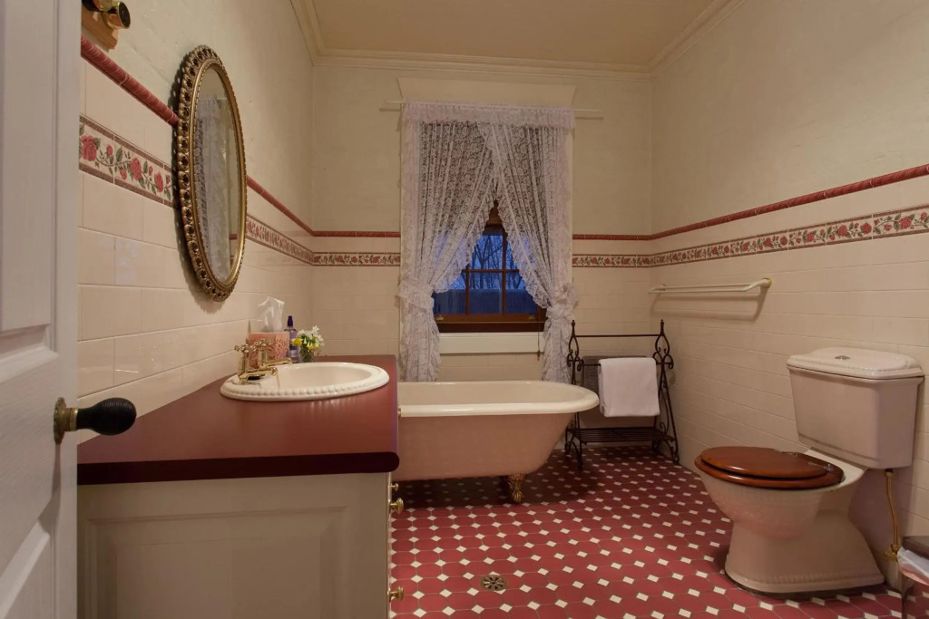 Rawson's Retreat - Five Bedroom Home - Walk CBD - Includes Breakfast