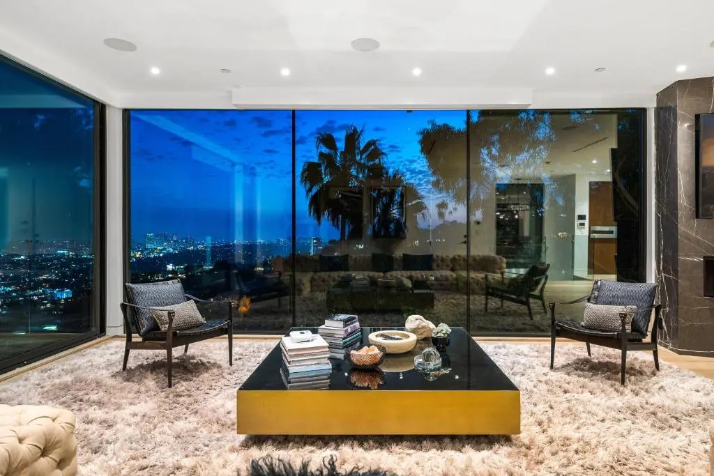Modern Smart Home With Spectacular Views