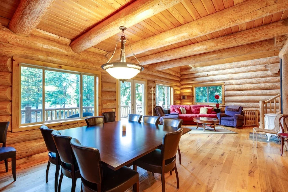 Snowline Cabin #33 - A Stunning Family Log Home With a Hot Tub and Wifi!