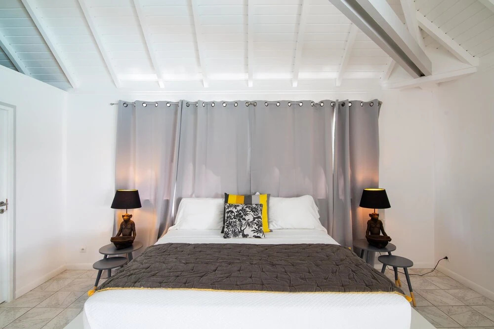Exclusive Terres Basses Location, Heated Pool, Near Beach, Shops, Restos, AC, Free Wifi