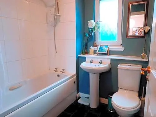 2bed Guest Wing - Charming Glasgow Villa - off M8 M80