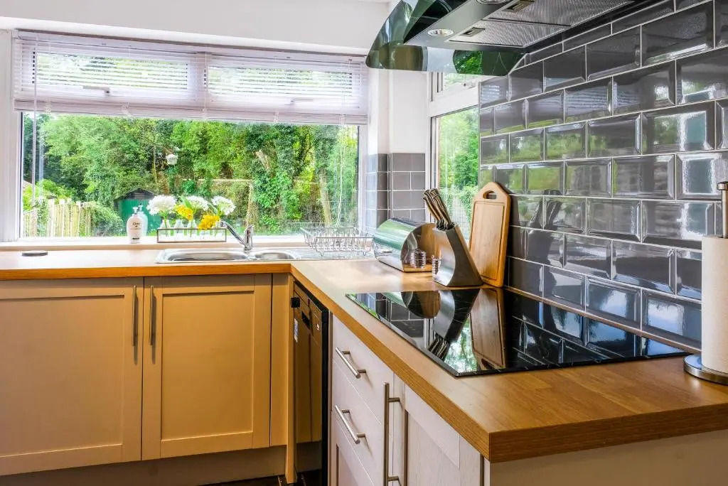 Lolite Homes - 4-5 Bed House 8 Minutes to NEC Airport Resorts World - Opal Serviced Home