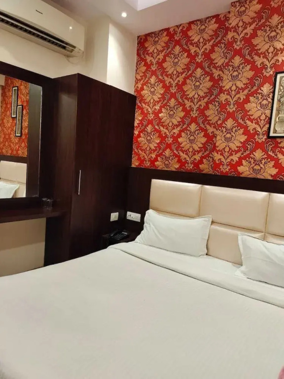 Hotel Golden Crown - 600m to Kashi Vishwanath Temple