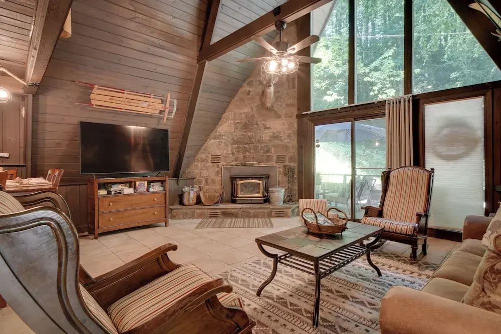Snuggle Inn in the Heart of Chalet Village