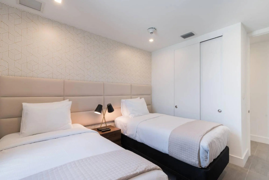 Luxury 2 bedroom apt in South Beach 402