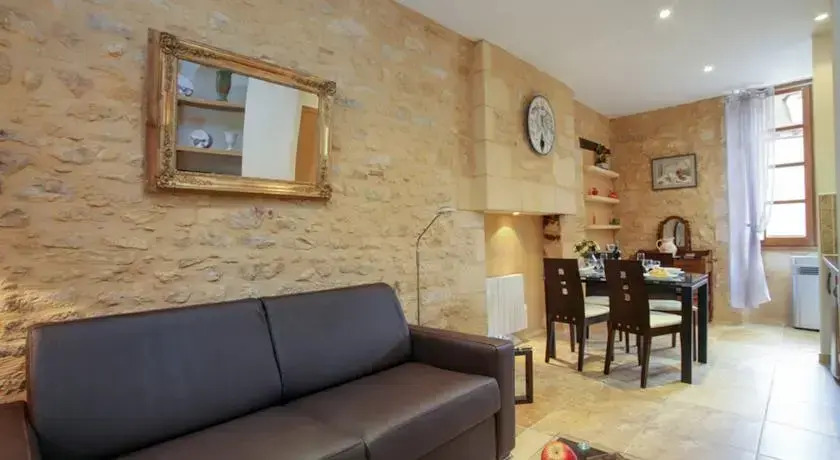 Le Grenier du Chapitre son loft avec les poutres et lappartement une chambre sans les poutres